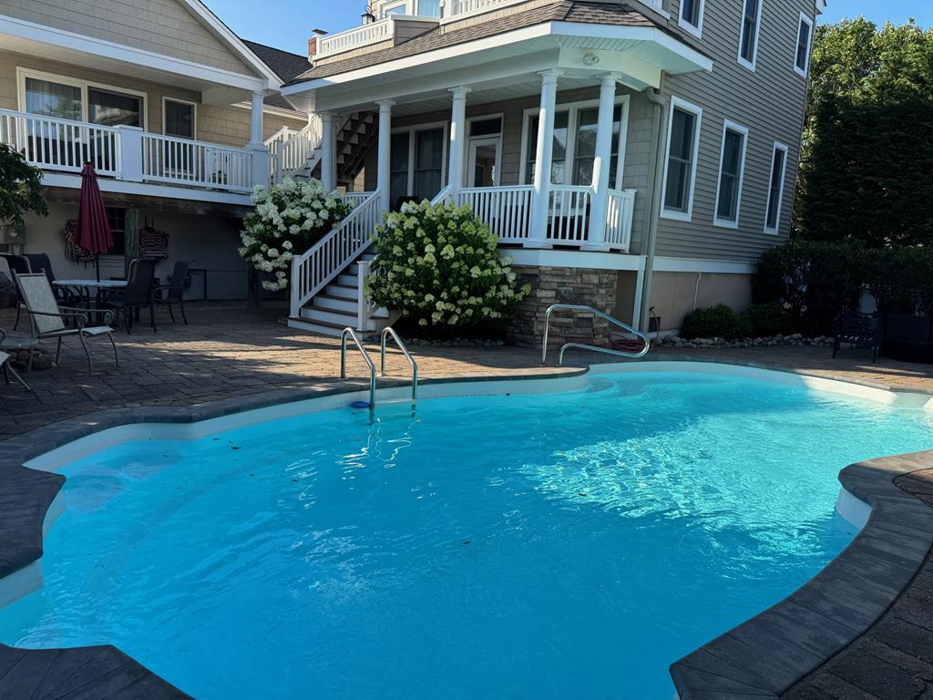 20 Sherwood Way pool and house